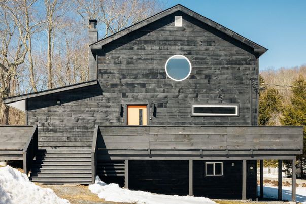Exterior, Facade, Log Home