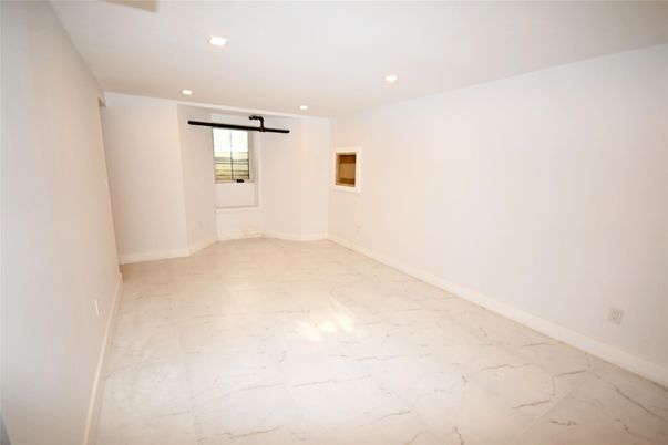 Empty room, Interior, Marble, Recessed Lighting