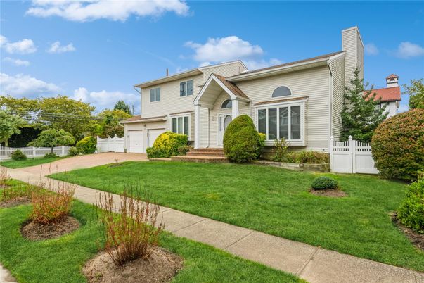Attached, Backyard, Exterior, Facade, American Foursquare
