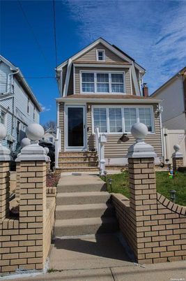 Exterior, Facade, Queen Anne Victorian