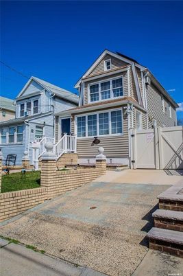 Attached, Exterior, Facade, Queen Anne Victorian