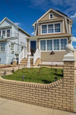 Exterior, Facade, Queen Anne Victorian