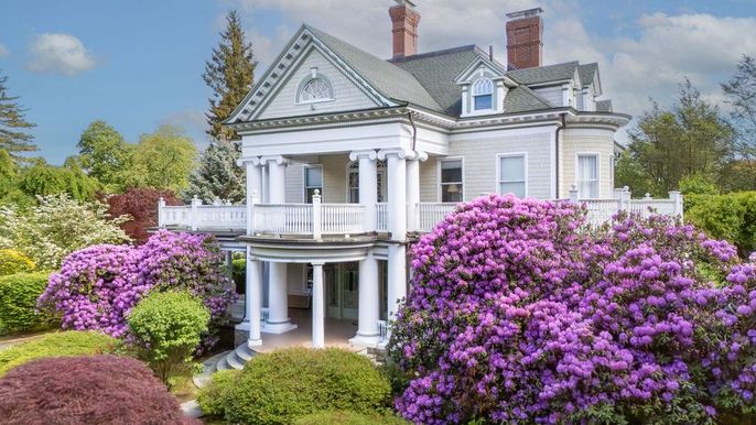 Exterior, Facade, Queen Anne Victorian