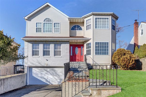 Attached, Exterior, Facade, Queen Anne Victorian