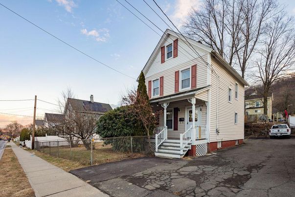 Exterior, Facade, Queen Anne Victorian