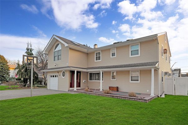 Attached, Exterior, Facade, Cape Cod