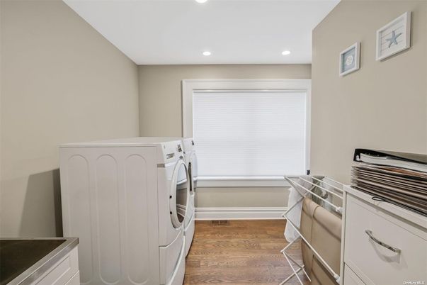Interior, Recessed Lighting, Washer, Wood Texture Flooring