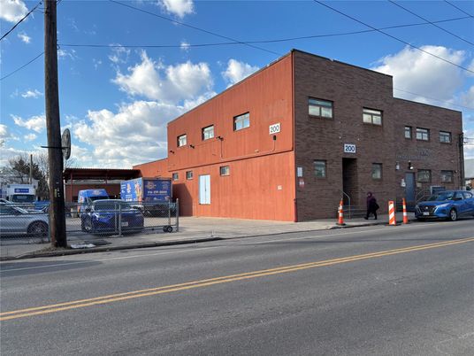 Exterior, Facade, Modern