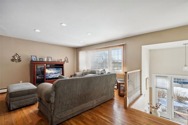 Bedroom, Interior, Living room, Pendant Lights, Recessed Lighting, Wood Texture Flooring