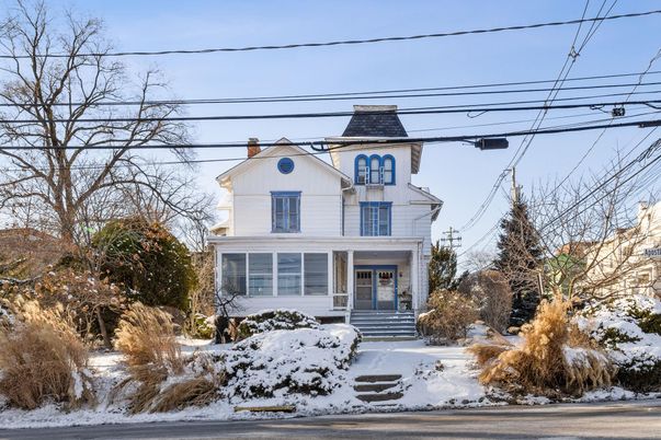Exterior, Facade, Queen Anne Victorian