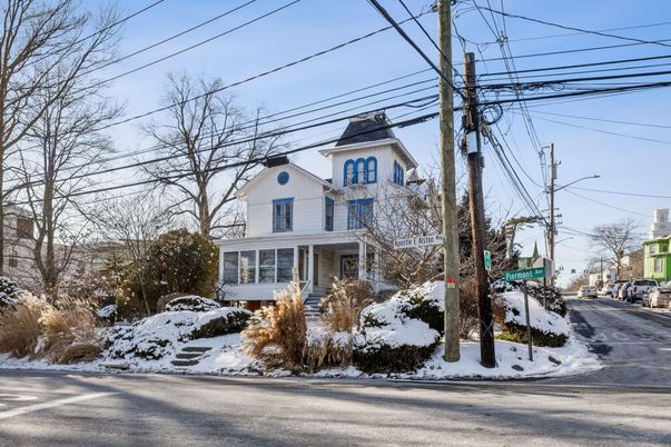 Exterior, Facade, Queen Anne Victorian