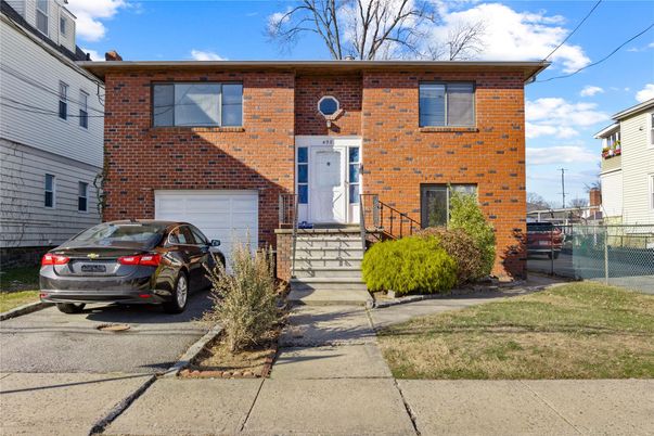 Attached, Exterior, Facade, Brick Facade, Raised Ranch