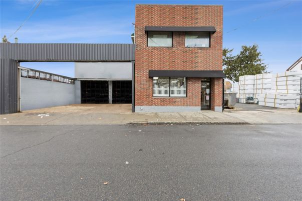 Attached, Exterior, Facade, Brick Facade, Modern