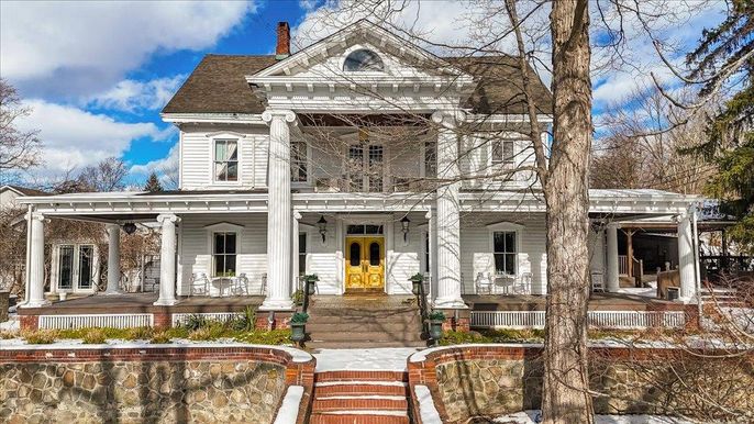 Exterior, Facade, Queen Anne Victorian