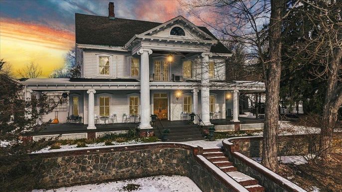 Exterior, Facade, Queen Anne Victorian