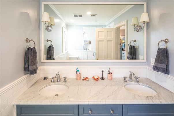 Bathroom, Dual Sink Vanities, Interior, Recessed Lighting