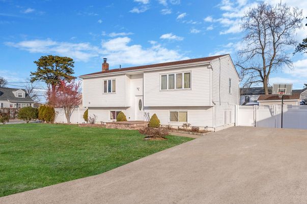 Backyard, Exterior, Facade, Raised Ranch