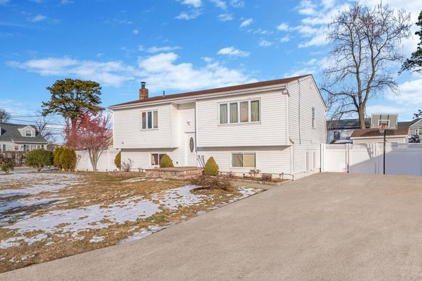 Exterior, Facade, Raised Ranch