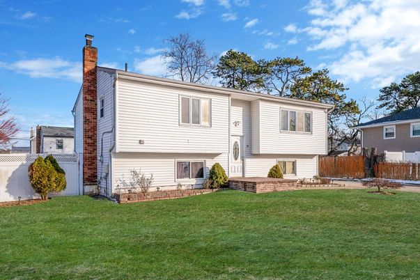 Backyard, Exterior, Facade, Raised Ranch