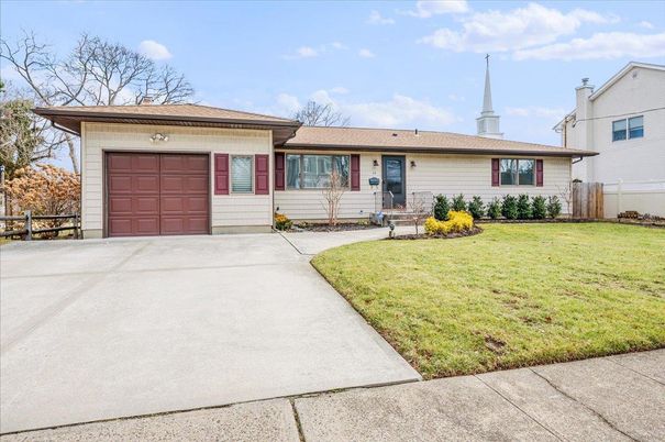 Attached, Exterior, Facade, Ranch
