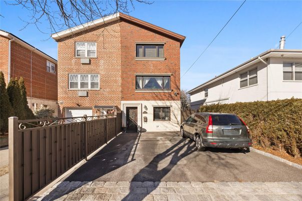 Exterior, Facade, Brick Facade, Rowhouse