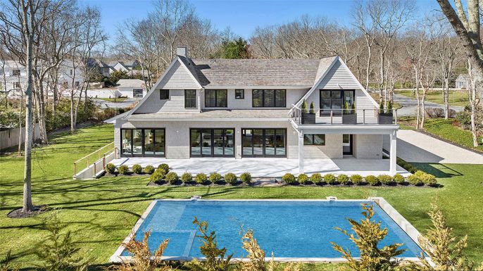 Exterior, Facade, Pool, Farmhouse