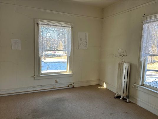 Empty room, Interior
