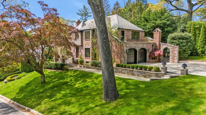 Backyard, Exterior, Facade, Brick Facade, French Provincial