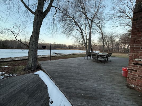 Exterior, Lake