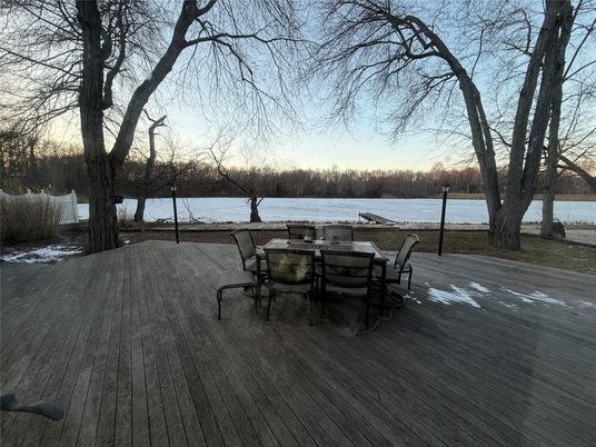 Exterior, Lake