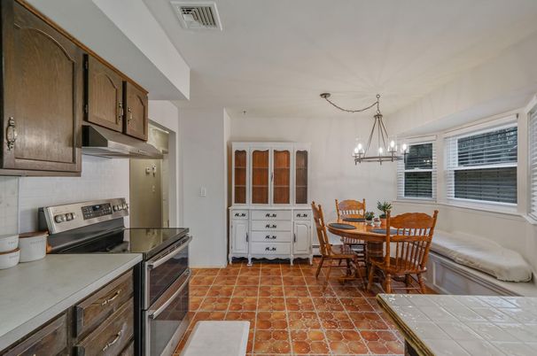 Chandelier, Dining room, Interior, Kitchen, Pendant Lights, Tile Countertops