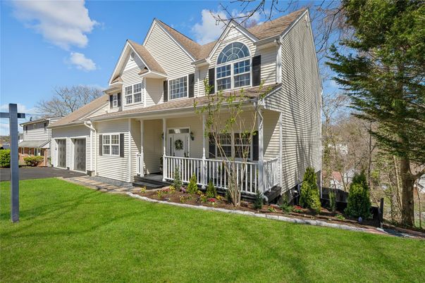 Attached, Exterior, Facade, Queen Anne Victorian