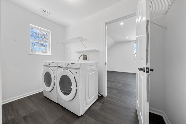 Interior, Recessed Lighting, Washer, Wood Texture Flooring