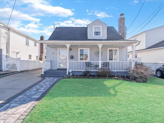Exterior, Facade, Cape Cod