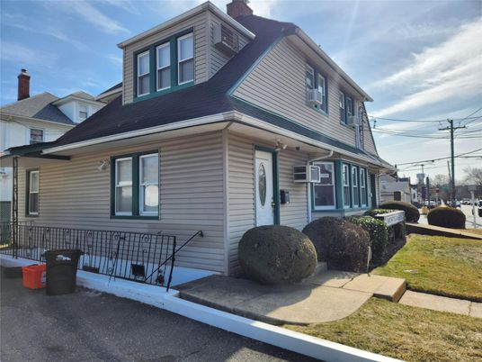Exterior, Facade, American Foursquare