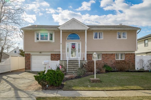 Attached, Exterior, Facade, Brick Facade, Raised Ranch