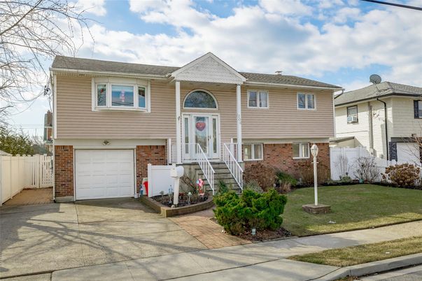 Attached, Exterior, Facade, Brick Facade, Raised Ranch