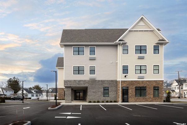 Exterior, Facade, Brick Facade, Rowhouse