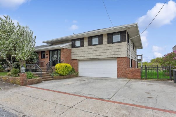 Attached, Exterior, Facade, Brick Facade, Split Level