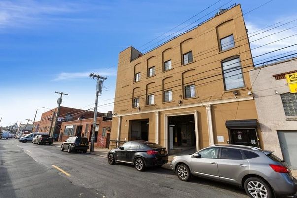 Exterior, Facade, Rowhouse