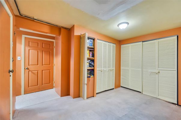 Empty room, Interior