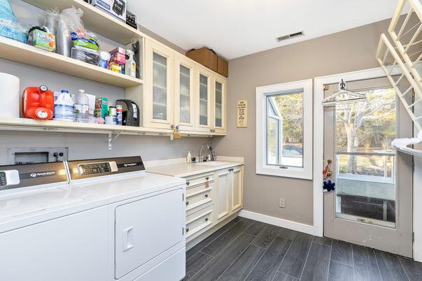 Interior, Washer, Wood Texture Flooring