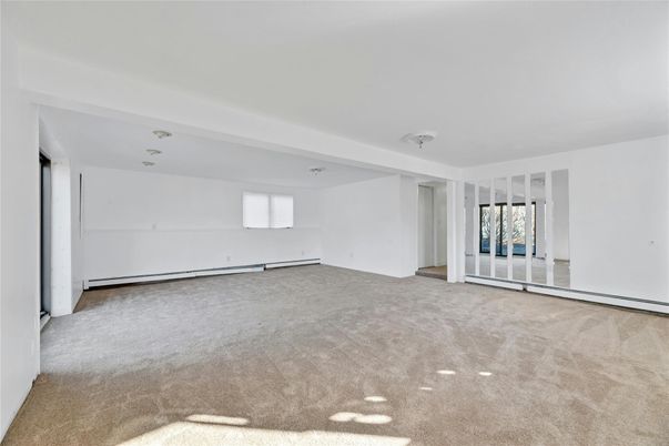 Empty room, Interior