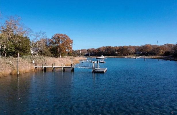 Exterior, Lake