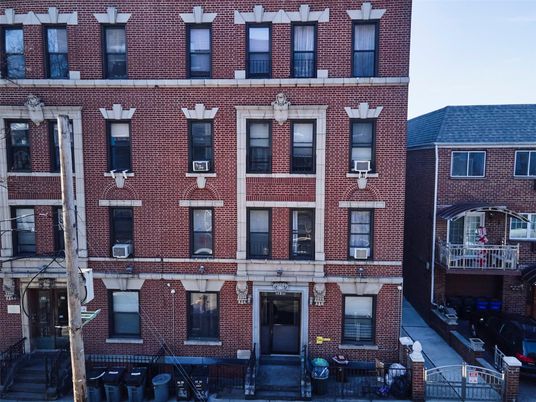 Exterior, Facade, Brick Facade, Rowhouse