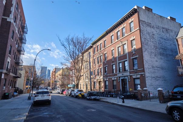 Exterior, Facade, Brick Facade, Chicago School