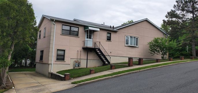 Exterior, Facade, Modern