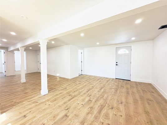 Empty room, Interior, Recessed Lighting, Wood Texture Flooring
