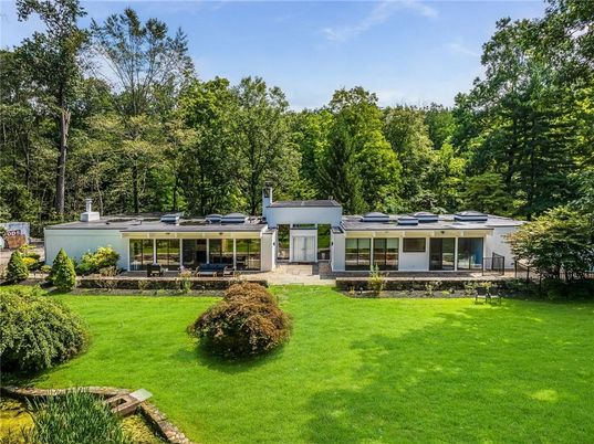 Backyard, Exterior, Facade, Solar Panels, Modern