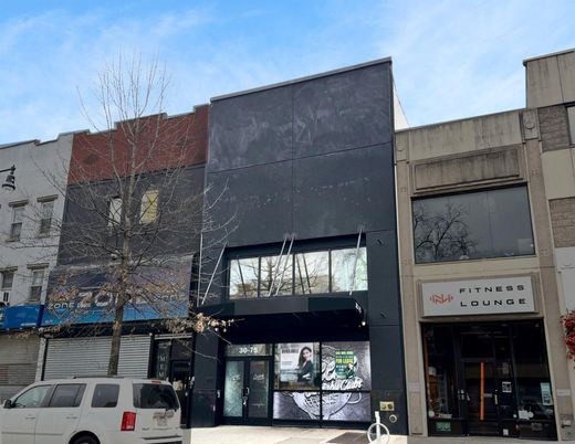 Exterior, Facade, Modern